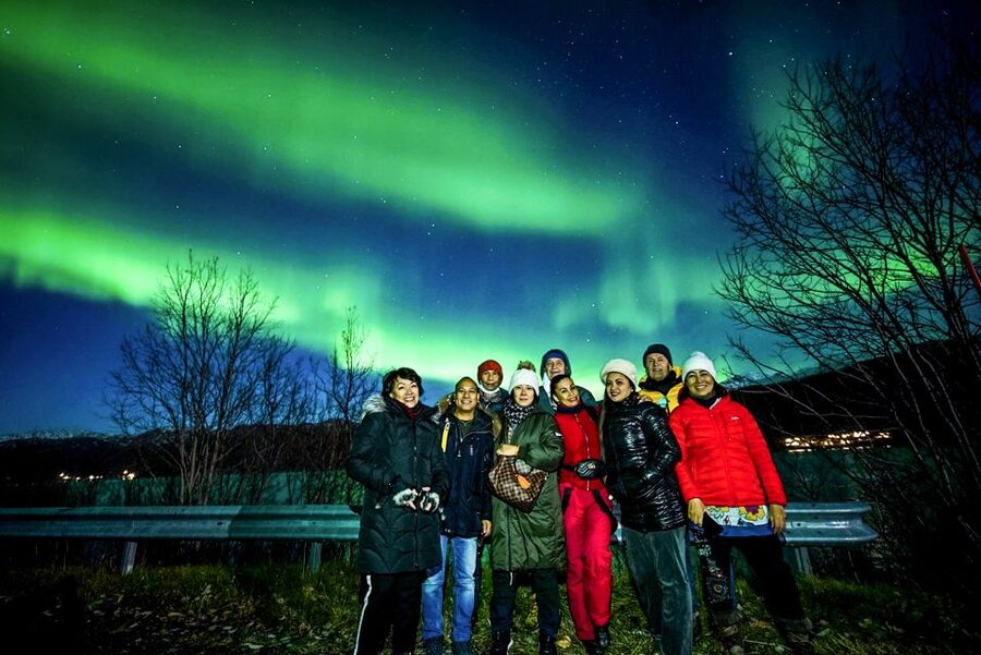 Tromsø: Northern Lights Chase with Photos and Bodysuits - The guides make the long night easier