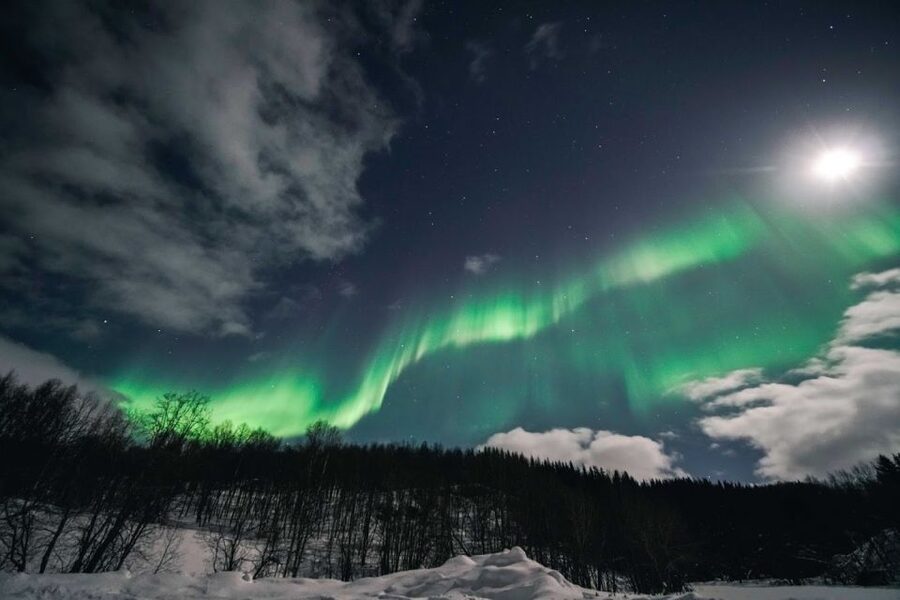 Tromsø: Northern Lights Pioneer Tour with Photos Included - Thermal suits, firelight, and hot chocolate