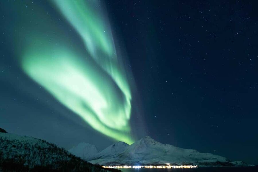 Tromsø: Northern Lights Tour with Dinner and Native Guide - Thermal suits help, but wool still matters