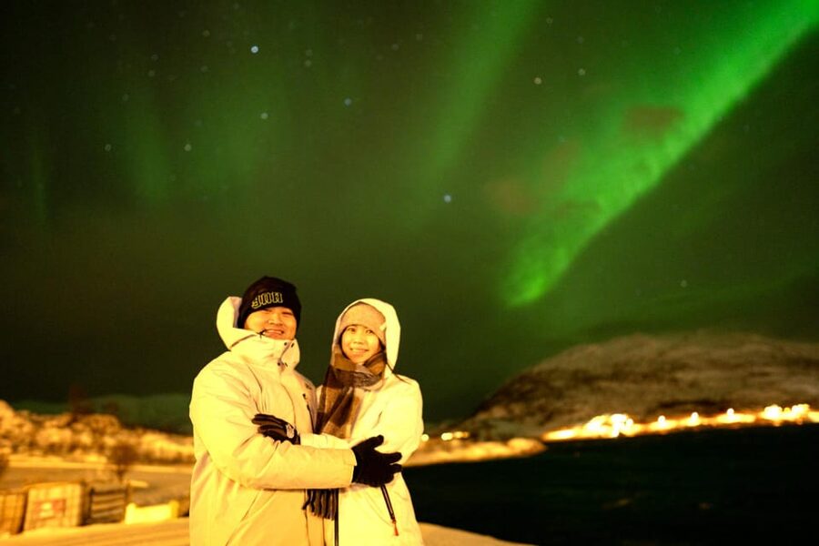 Tromsø: Northern Lights Tour with Local Guide and Photos - Professional photos without carrying a tripod
