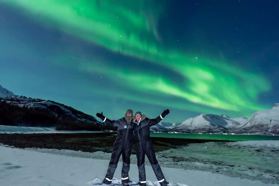 Tromsø: Northern Lights Tour with Photos, Hot Meal & Drinks - Choosing a camp beside the sea, a lake, or open Arctic country