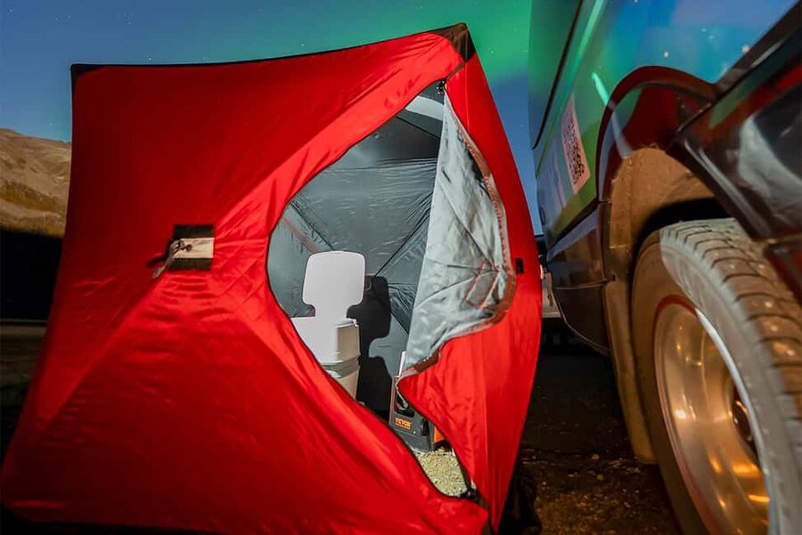 Tromsø: Northern Lights Tour with Photos, Hot Meal & Drinks - The Northern Lights chase is the main event