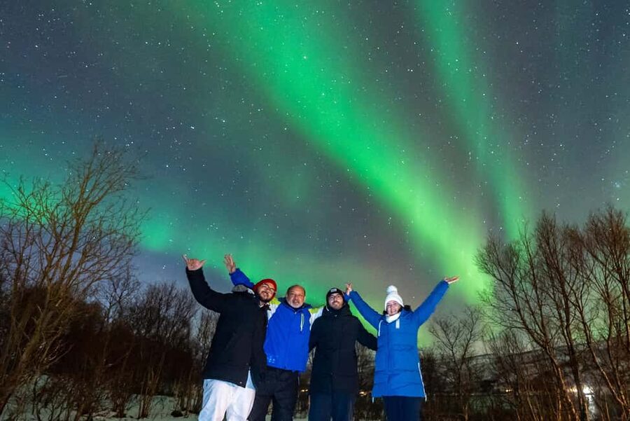 Tromsø: Northern Lights Tour with Photos, Hot Meal & Drinks - Leaving Tromsø with a live view of the sky