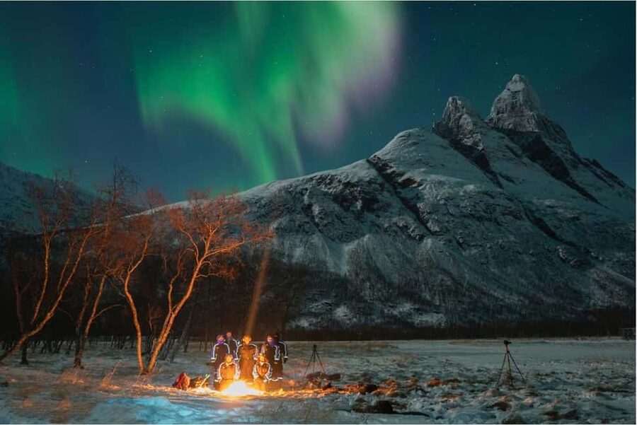 Tromsø: Premium Northern Lights Chase with Free Photos - Campfires, hot chocolate, and expedition food