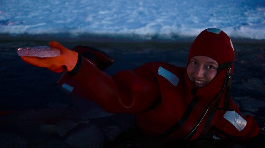 Ylläs: Northern Lights Ice-Floating Experience with Transfer - Floating among the ice blocks